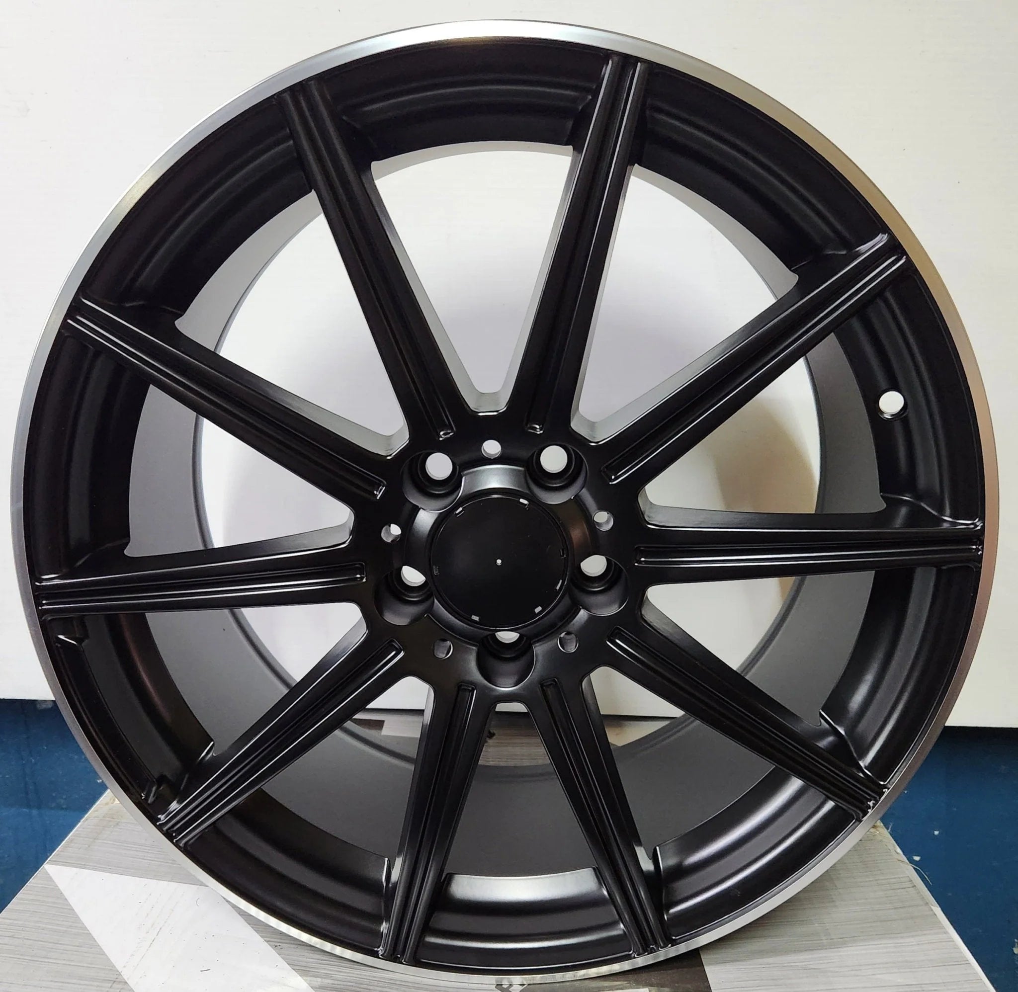 OE-1047 18X8.0 5X112 PIANO BLACK MACHINED LINE