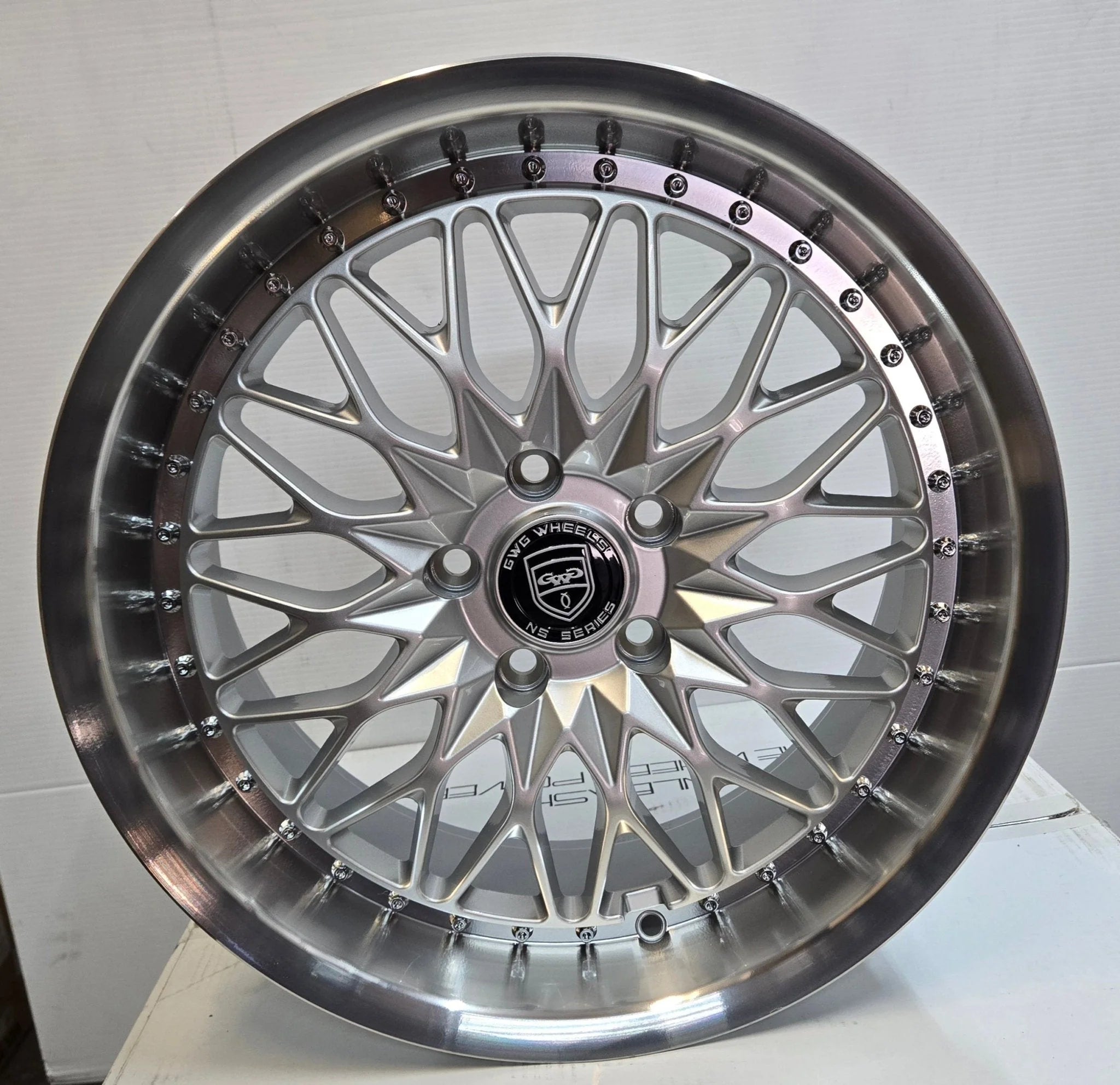 GWG NS5 18X8.5 5X114.3 SILVER MACHINED LIP