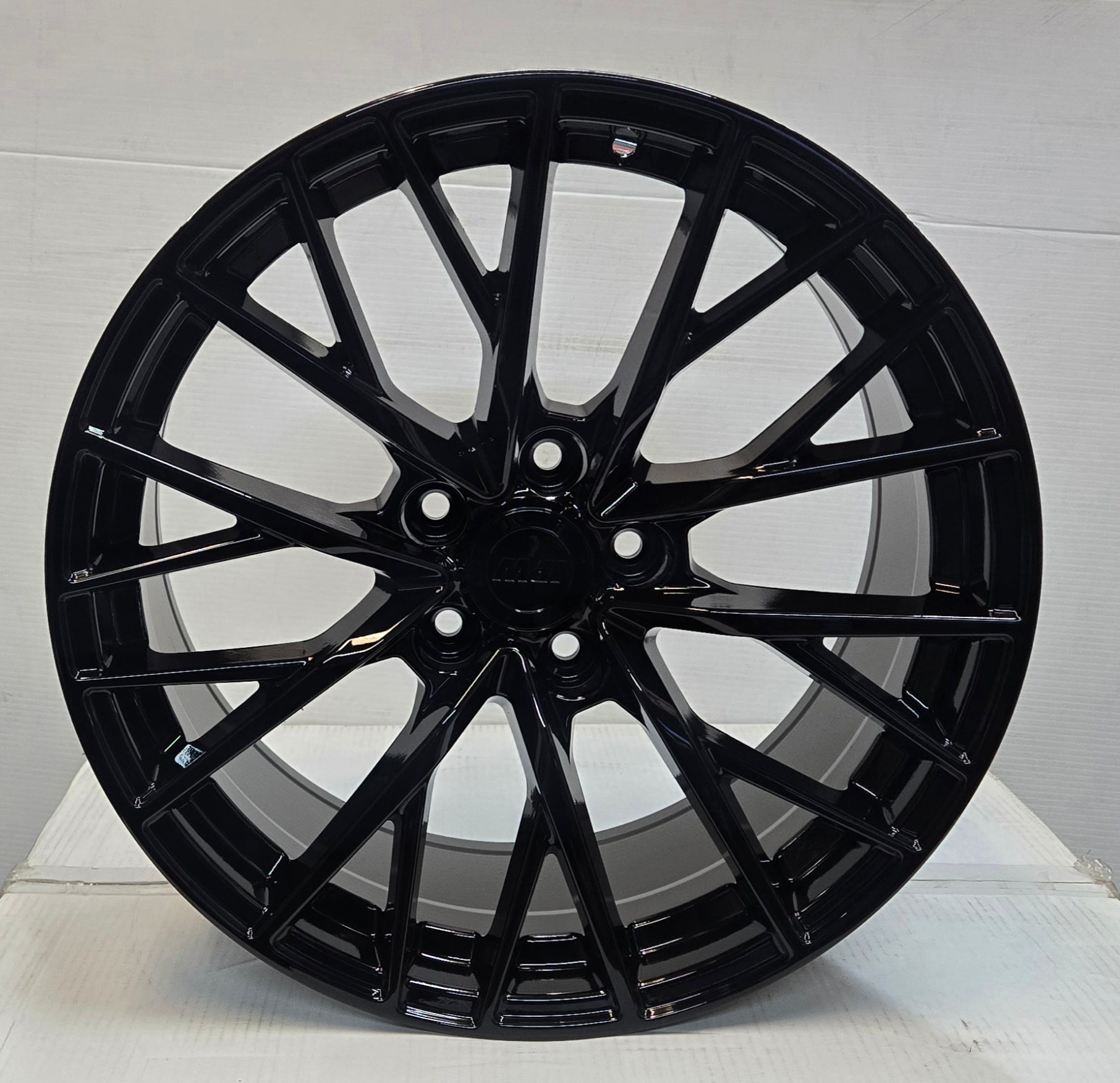 W036 18X8.5 5X112 5X114.3 GLOSS BLACK CB73.1 ET34