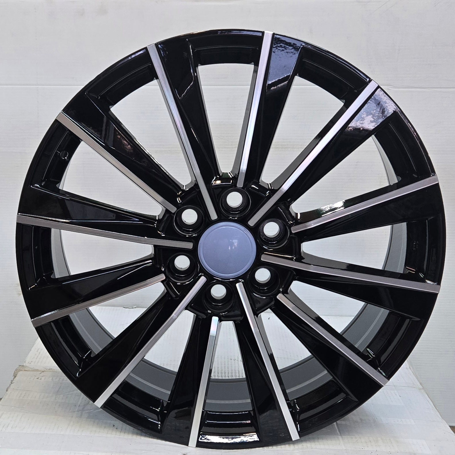 H3218F 22X8.5 6X139.7 GLOSS BLACK MACHINED CB95.1 ET56