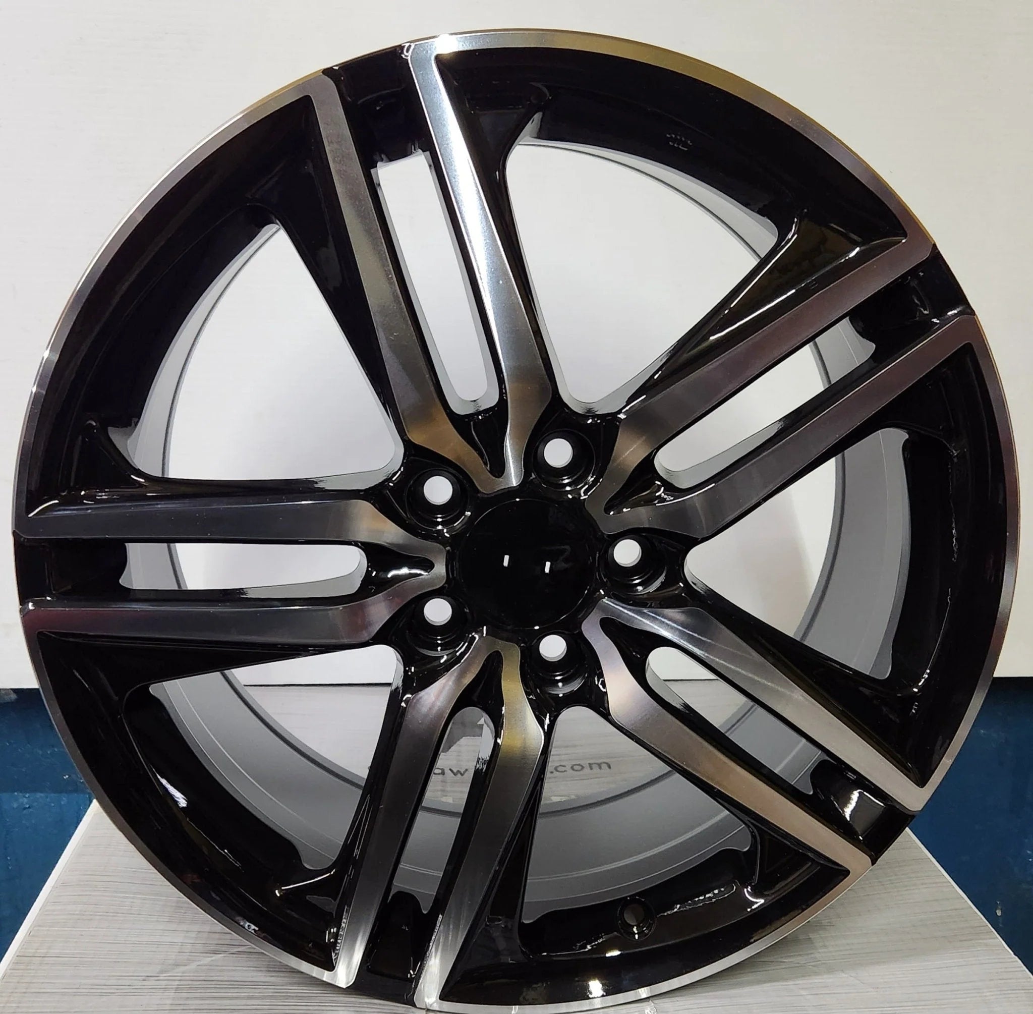 W307 18X8 5X114.3 BLACK MACHINES FACE