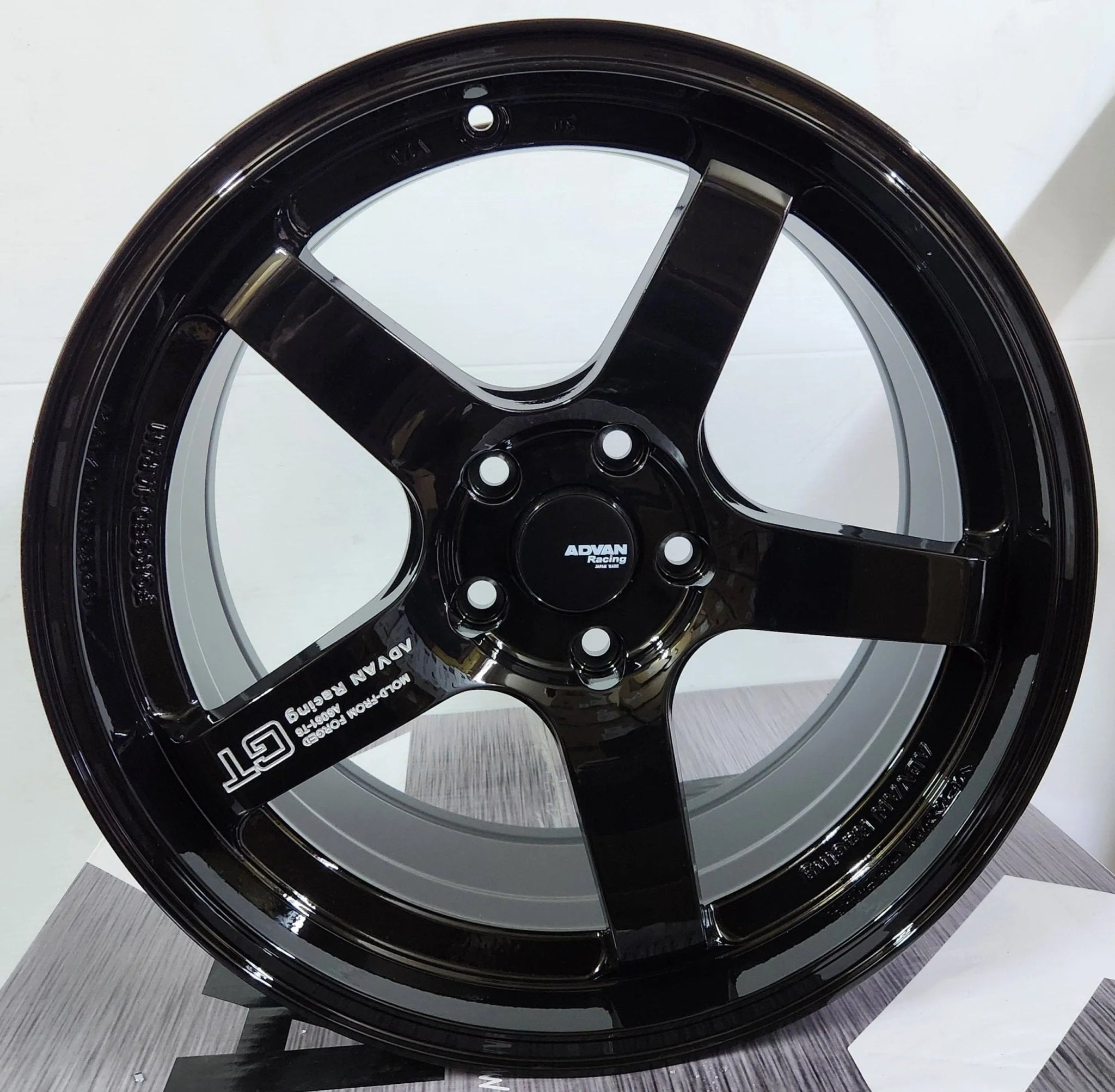 GT-1 GT STYLE EP 18x8.5 5x112 / 5x114.3 GLOSS BLACK WITH LETTERING V
