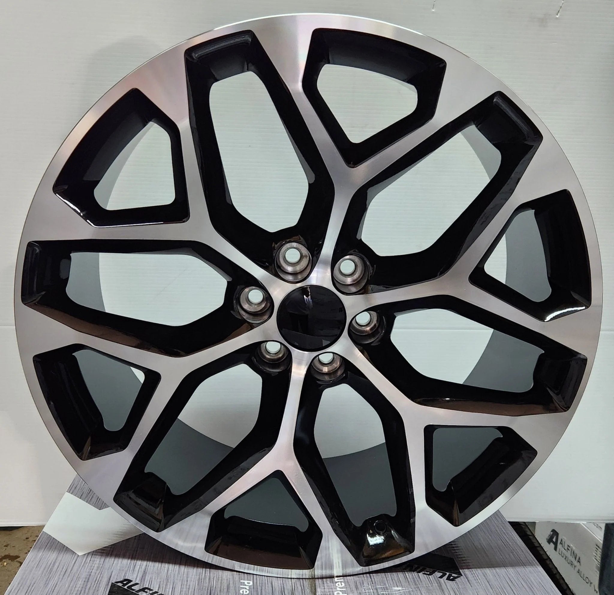 D6121 24X10 6X139.7 PIANO BLACK MACHINED FACE