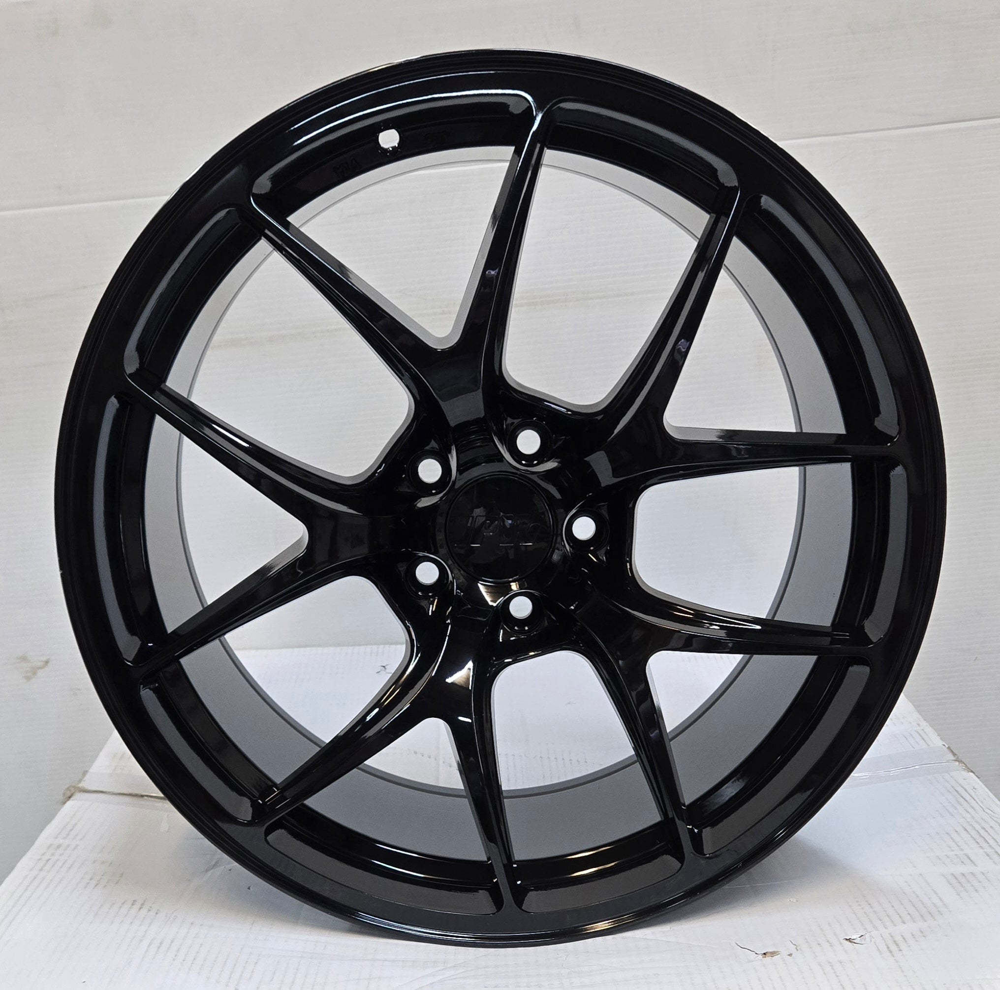 W005 19X8.5 5X112. 5X114.3 GLOSS BLACK CB73.1 ET35