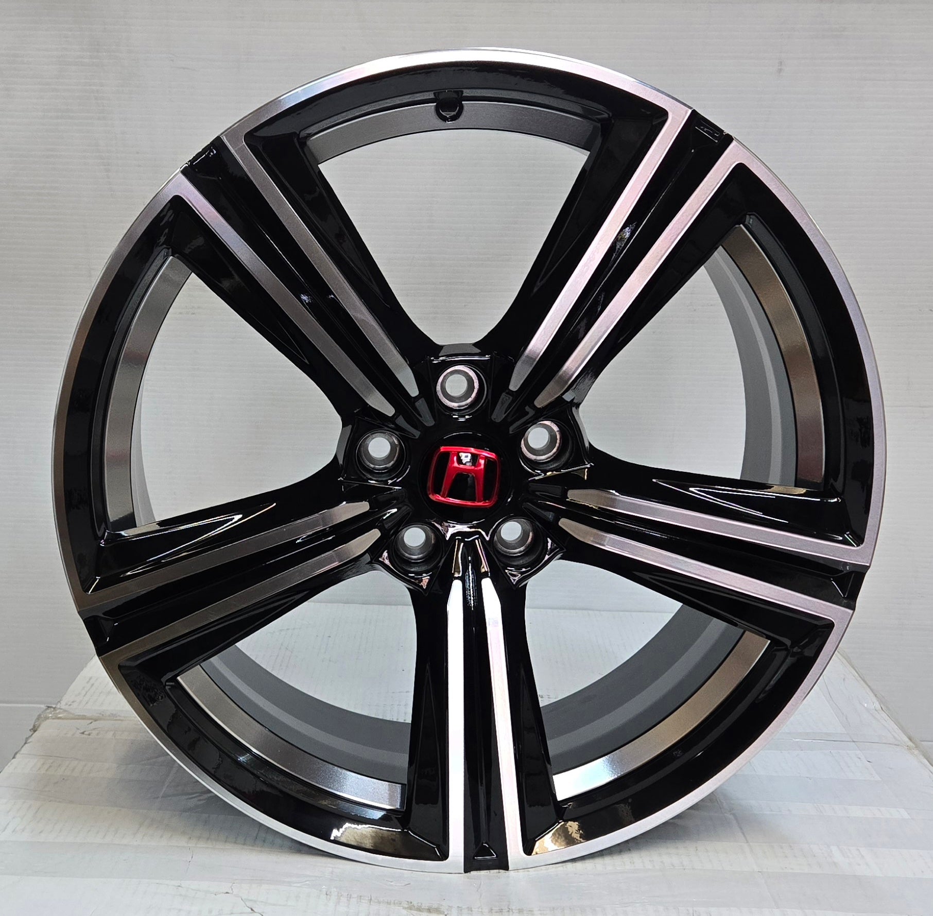 HD-20 19X8.5 PIANO BLACK MACHINED FACE UNDER CUT CB 73.1 ET38