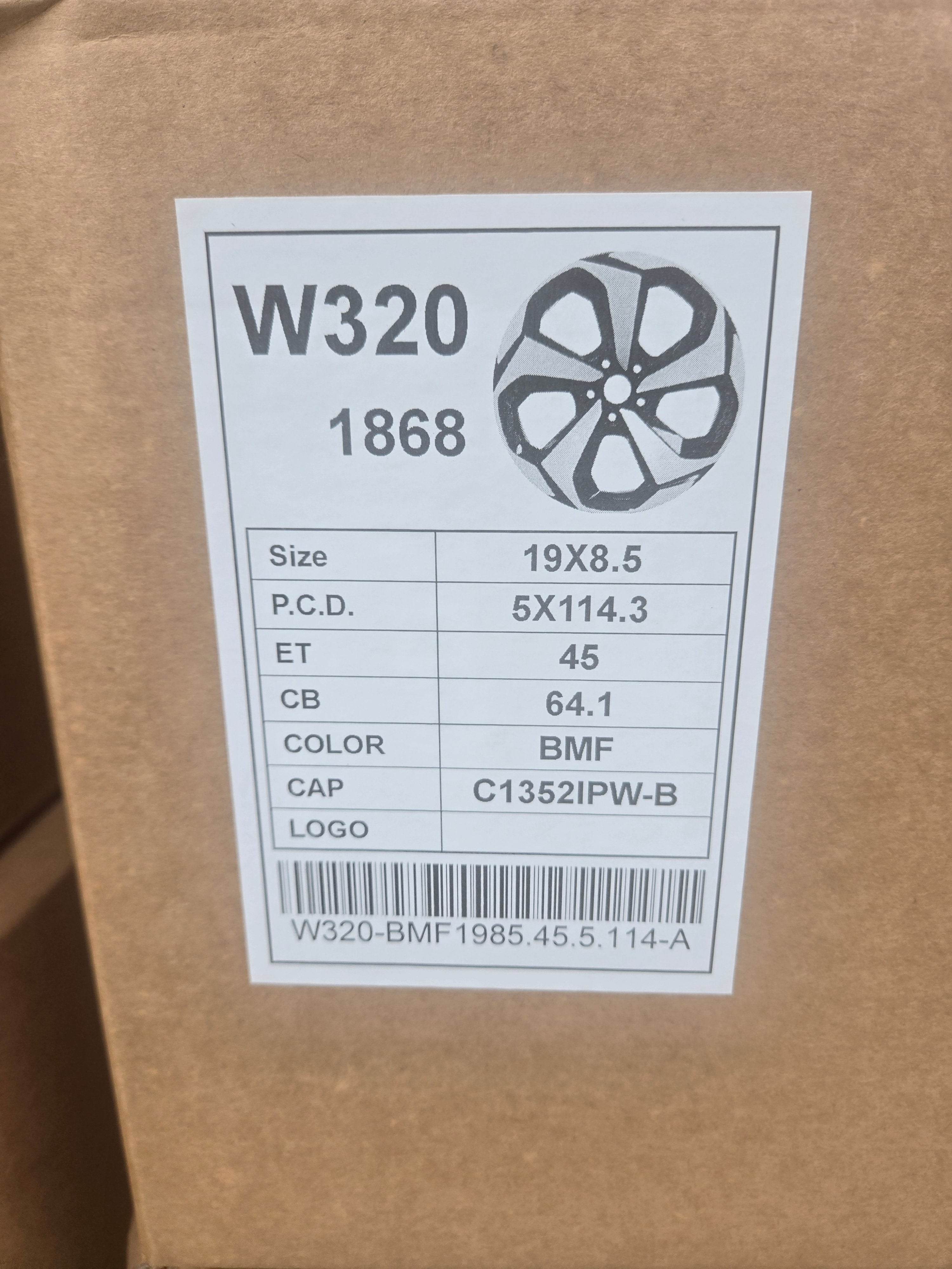 W320 19X8.5 5X114.3 BLACK MACHINED FACE CB64.1 ET45