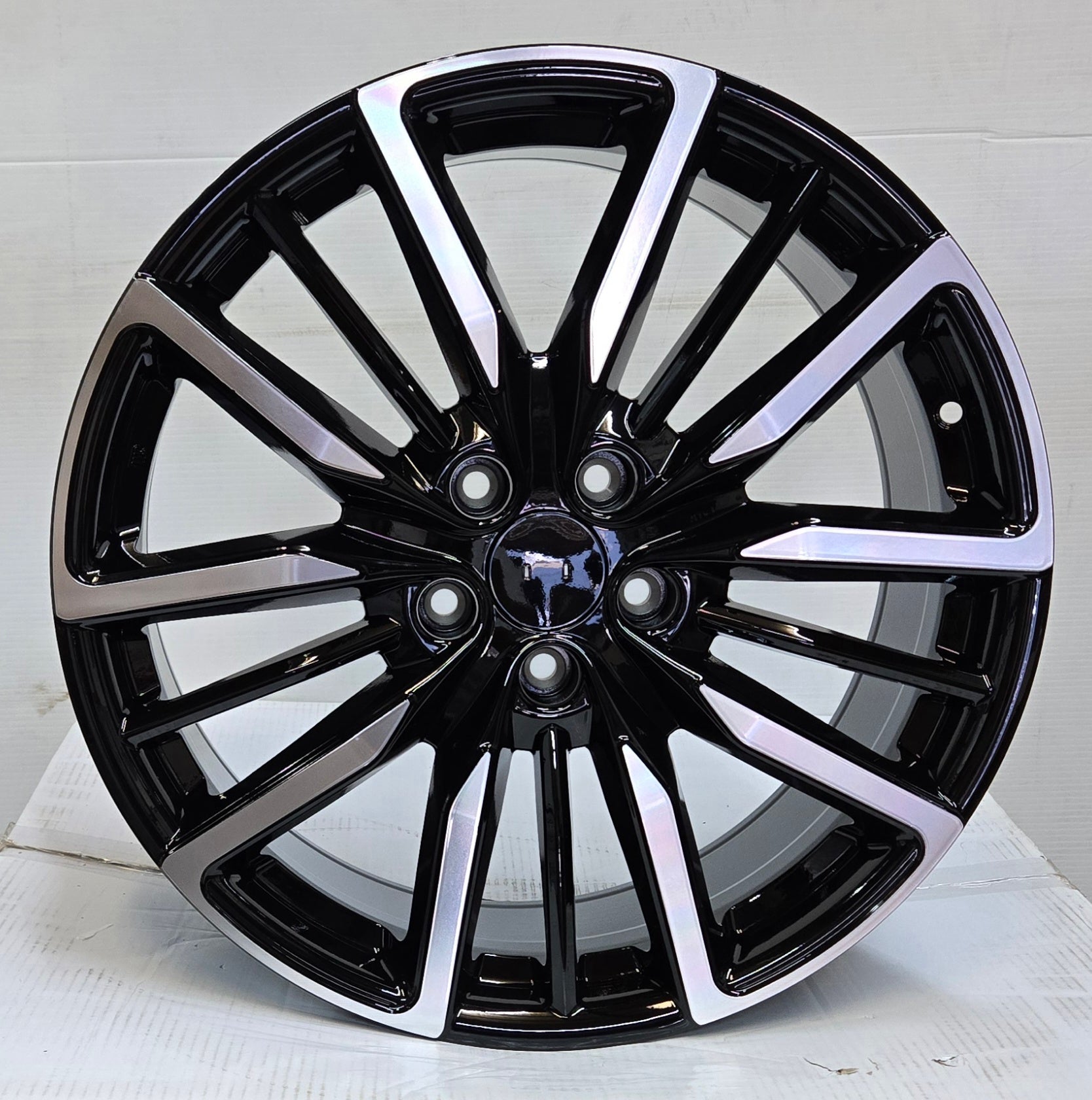 H1000 19X8.5 5X114.3 PIANO BLACK MACHINED FACE CB73.1 ET45