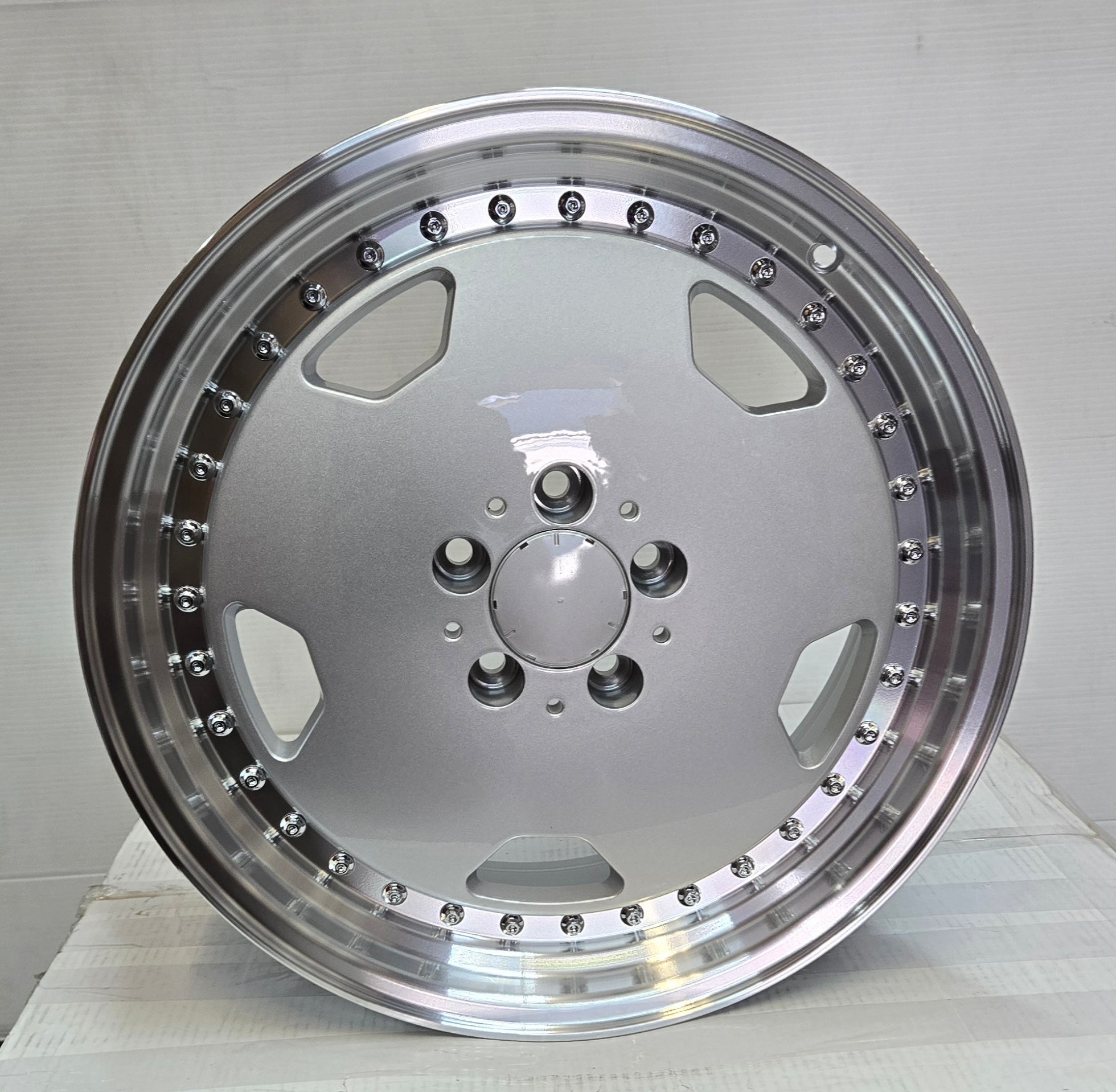F8652F 18X8.5 5X112 SILVER MACHINED LIP CB66.1 ET32