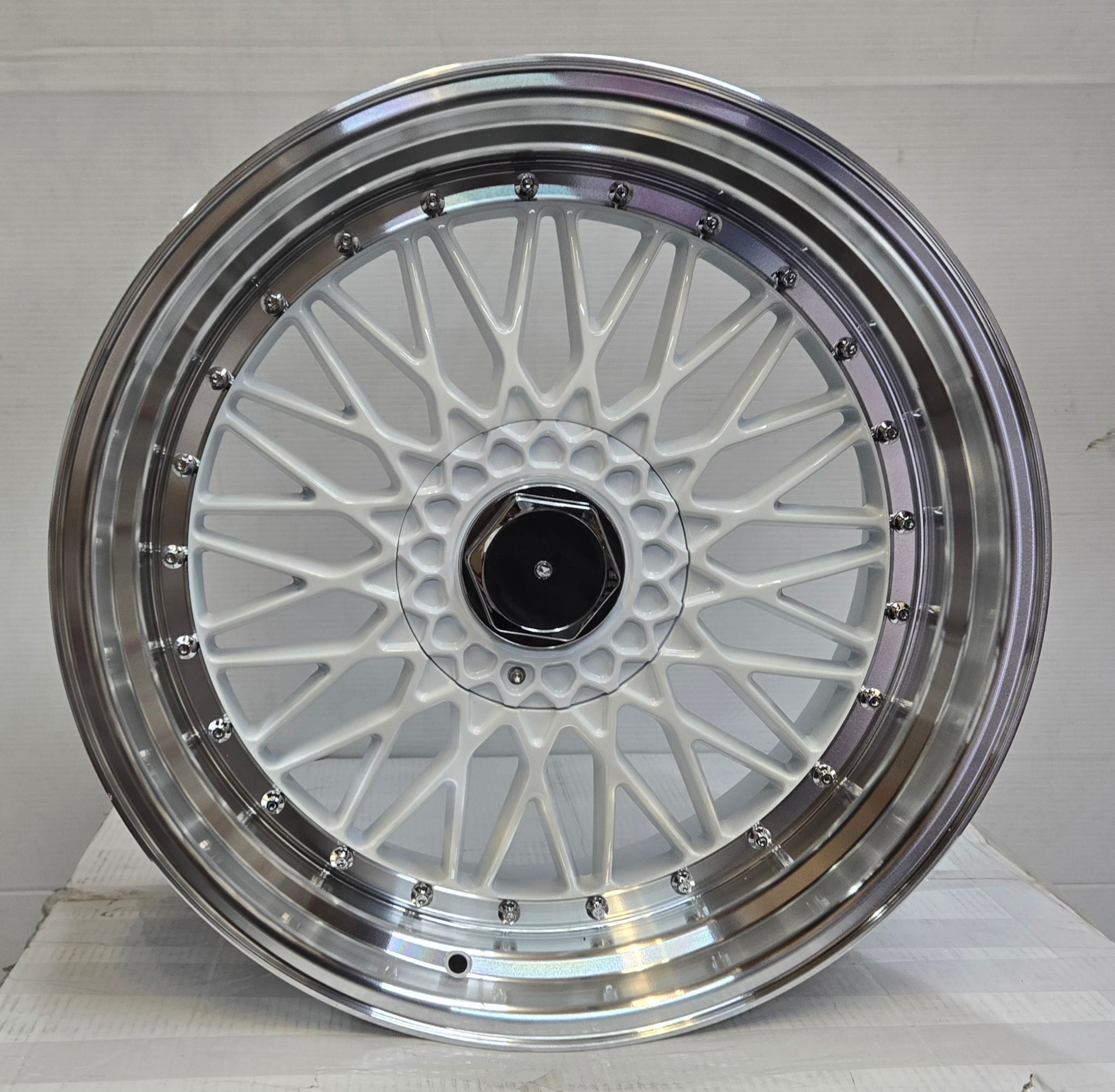 W881 17X7.5 5X112 5X114.3 5X120 WHITE CB73.1 ET35