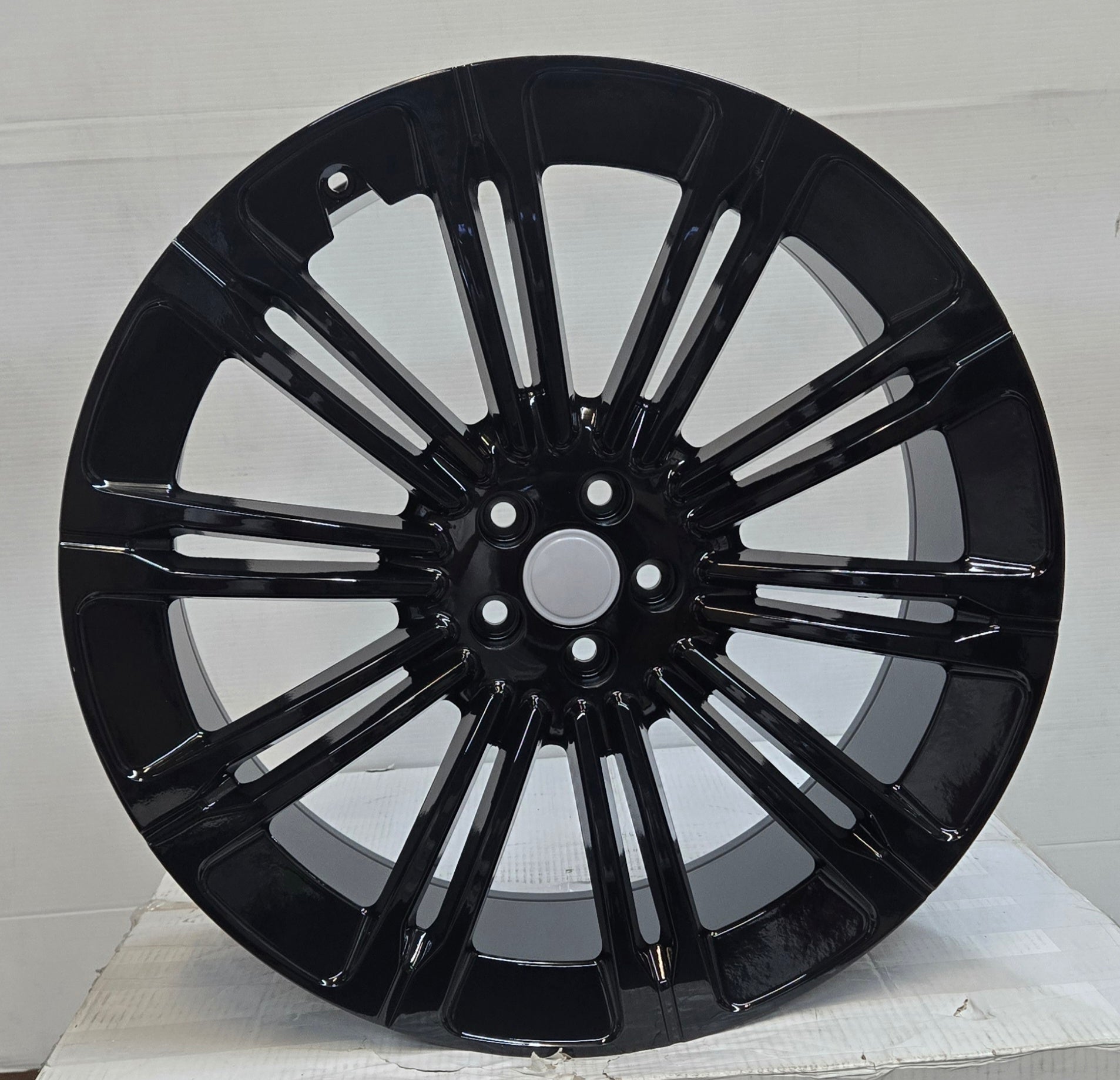 W792 22X9.5 5X108 GLOSS BLACK CB63.4 ET45