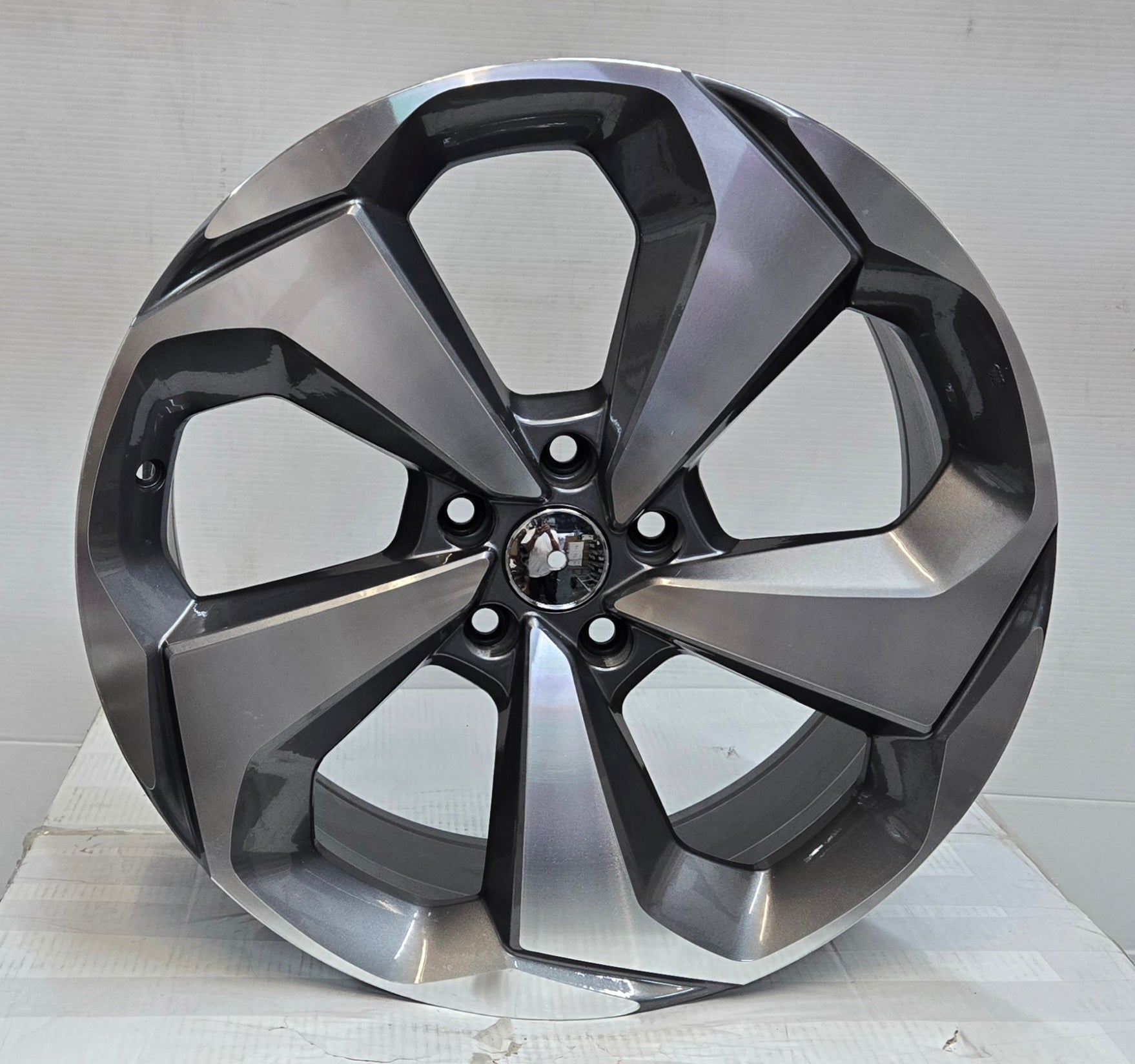 W320 20X8.5 5X114.3 GUNMETAL CB64.1 ET45