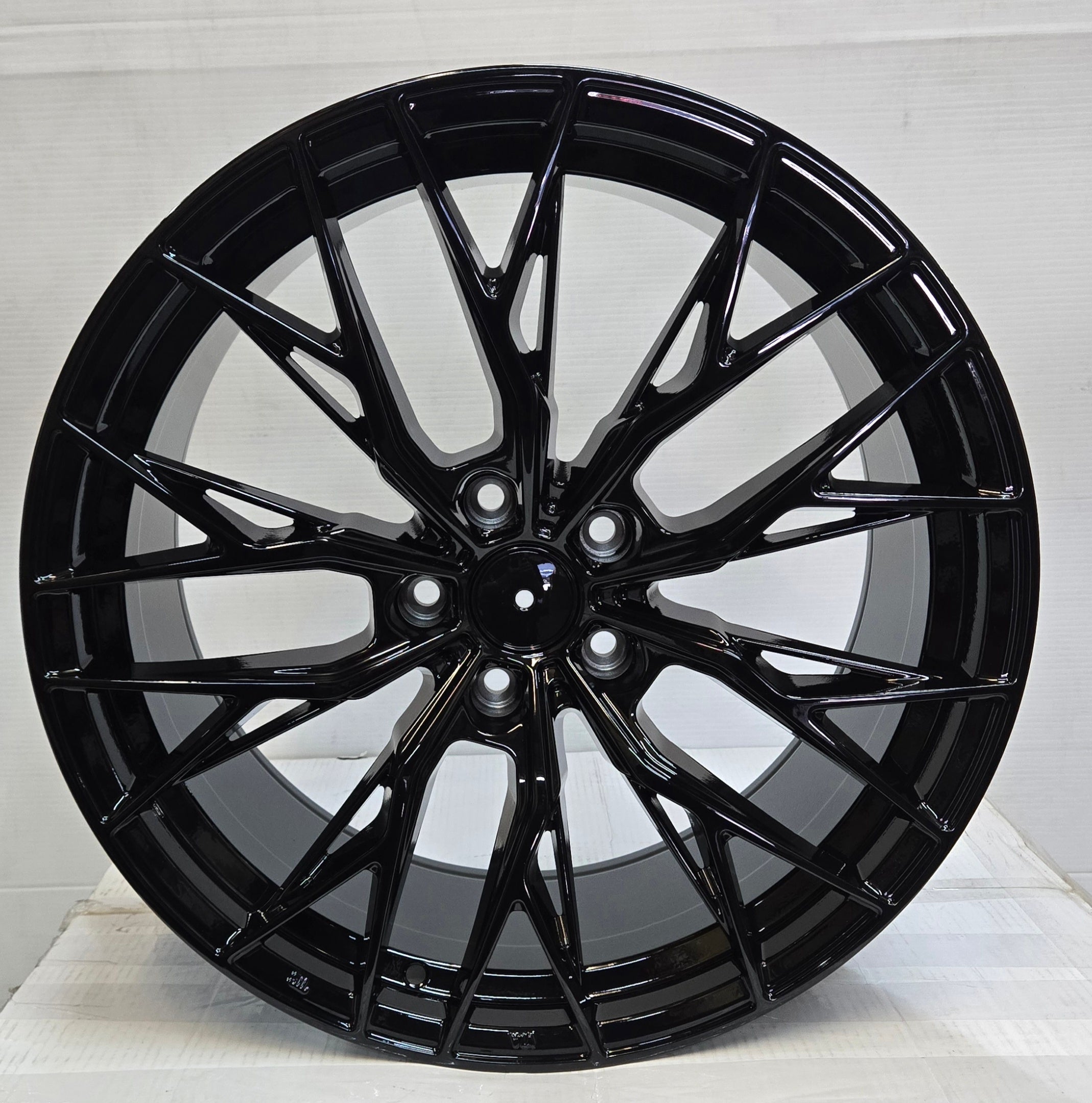 VELARO VR32 19X8.5 5X114.3 GLOSS BLACK MACHINED DAR TINT