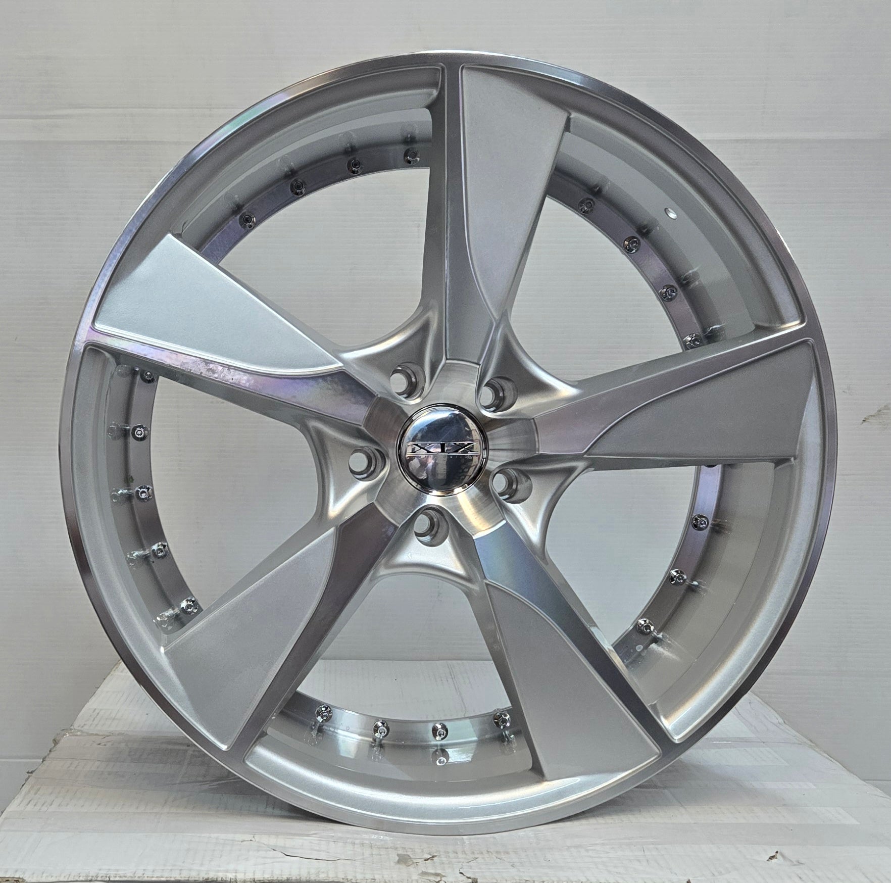 XIX45 22X9.0 5X127 SILVER CB72.56 ET15