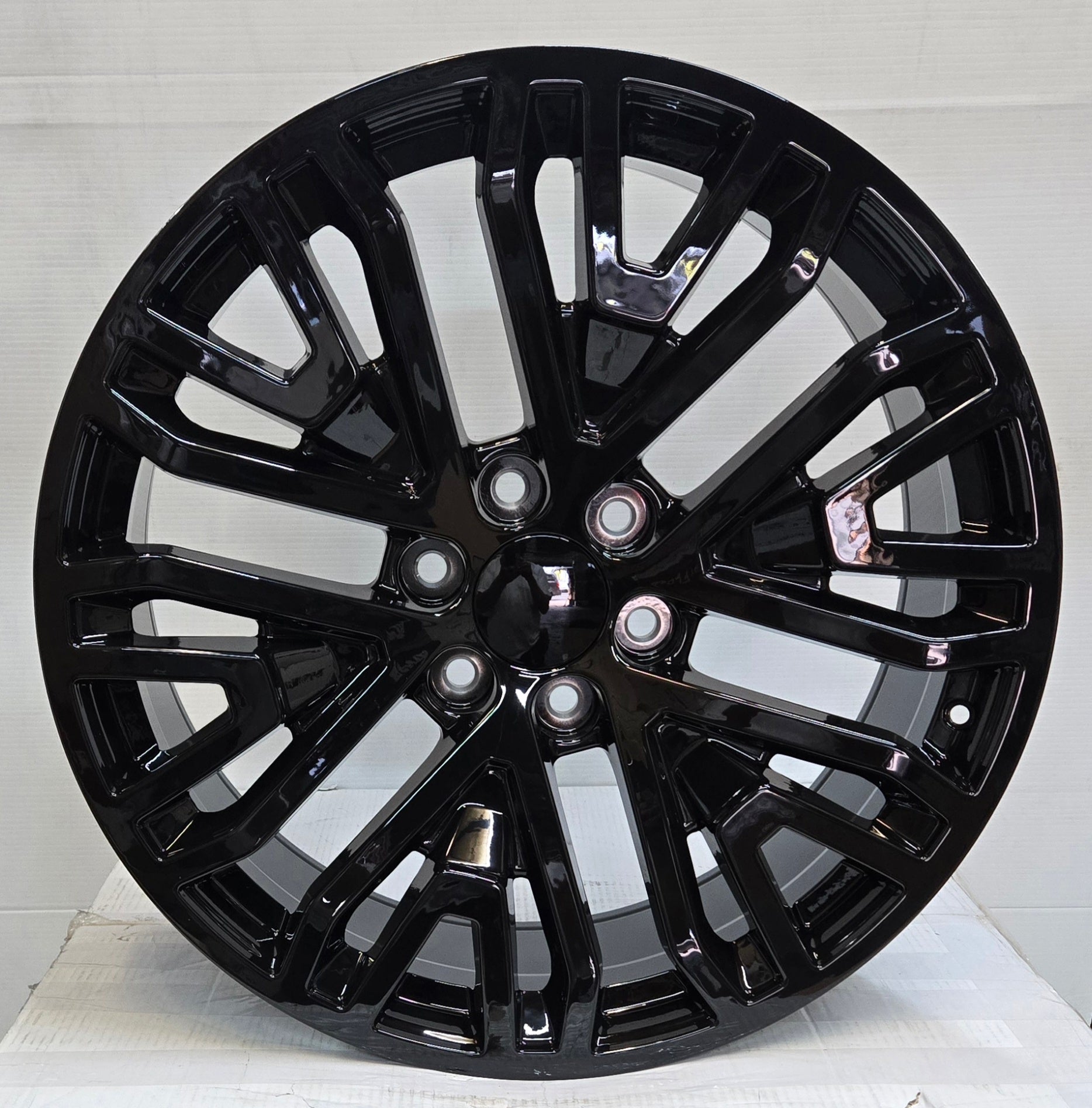 W580 22X9.0 GLOSS BLACK 6X139.7 ET28.