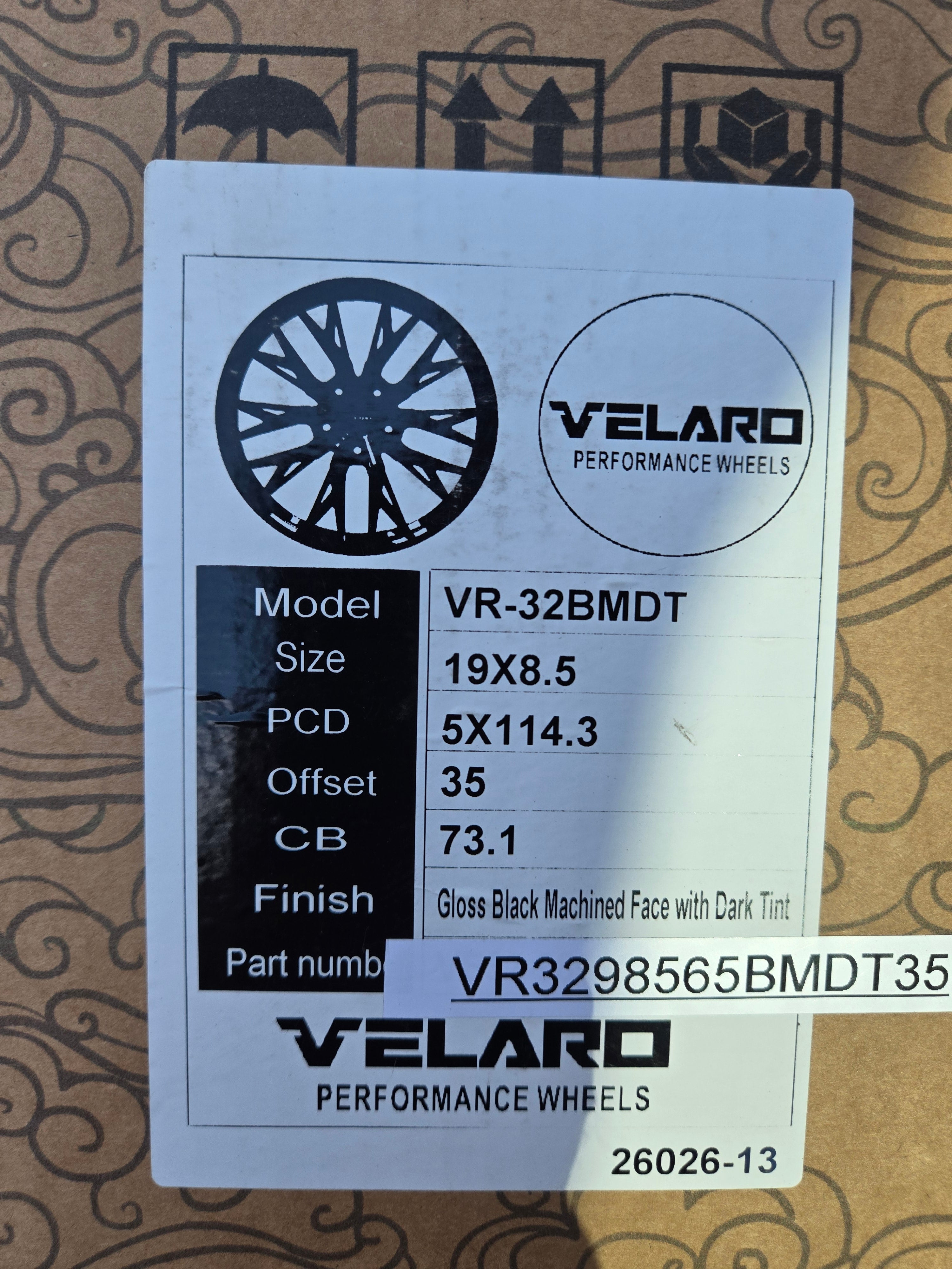 VELARO VR32 19X8.5 5X114.3 GLOSS BLACK MACHINED DAR TINT